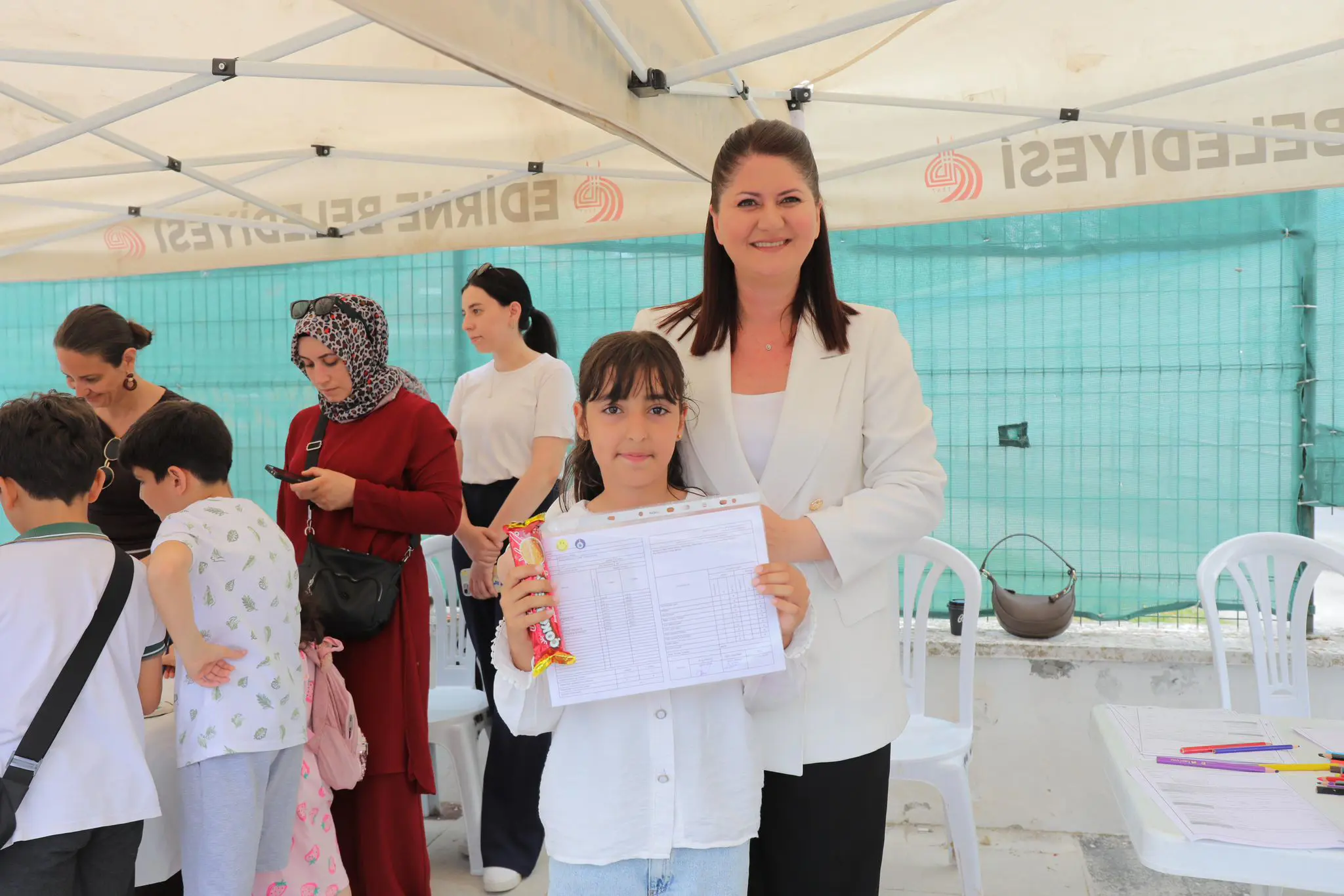BAŞKAN GENCAN, KARNE GÜNÜNDE ÇOCUKLARLA GÜVENLİ SOKAKTA BULUŞTU galeri görseli
